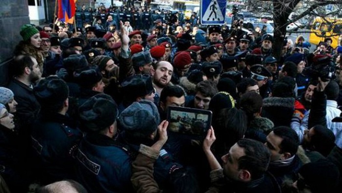 Cabinet crisis occurrs in Armenia 
